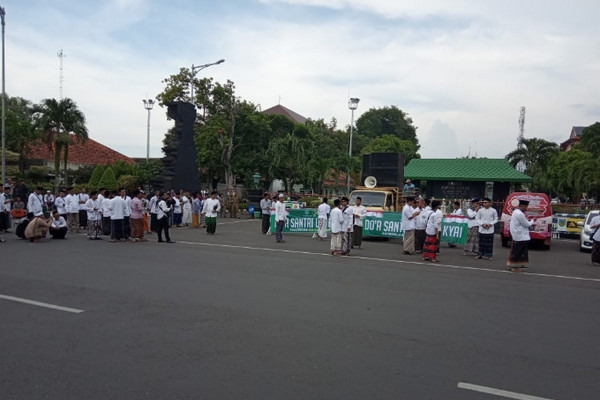 Para santri menggelar aksi protes puisi Wakil Ketua Umum DPP Gerindra, Fadli Zon, di Alun-alun Kudus, Jateng, Jumat (8/2). (Foto: Twitter/@embah72)