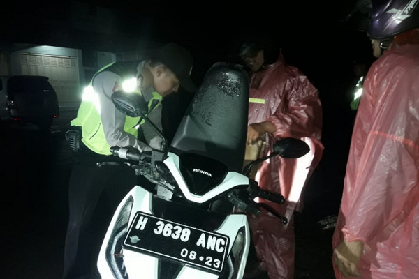 Ilustrasi personel Polres Grobogan, Jateng, menggelar operasi cipta kondisi guna mencegah teror pembakaran kendaraan bermotor di wilayahnya, Minggu (10/2) dini hari. (Foto: Polda Jateng)