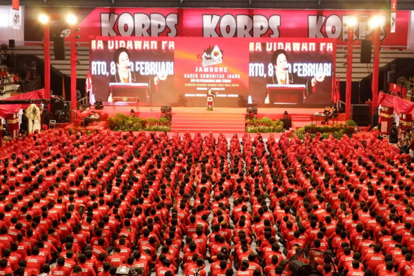 Ketua Umum DPP PDIP, Megawati Soekarnoputri, memberikan arahan kepada para kader Komunitas Juang PDIP di GOR Satria Purwokerto, Kabupaten Banyumas, Jateng, Minggu (10/2) malam. (Foto: Twitter/@PDI_Perjuangan)