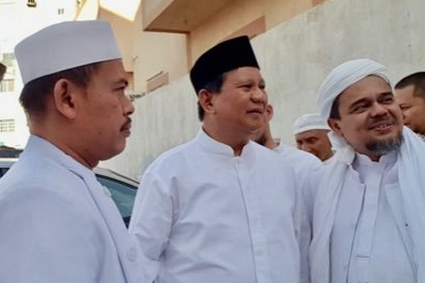 Ketua Umum PA 212, Slamet Maarif (kiri), bersama capres nomor urut 02, Prabowo Subianto (tengah), dan Imam Besar FPI, Rizieq Shihab. (Foto: Twitter/@arief_amaryllis)