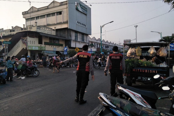 Personel Polres Salatiga melaksanakan patroli di kawasan Pasar Raya I Salatiga, Jateng, 14 Agustus 2018. (Foto: Polres Salatiga)