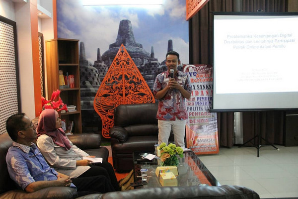 Komisioner Bawaslu Jateng, Rofiuddin (tengah), saat menjadi pembicara bersama dosen FISIP Undip, Semarang, Desember 2018. (Foto: Instagram/@bawaslujateng)
