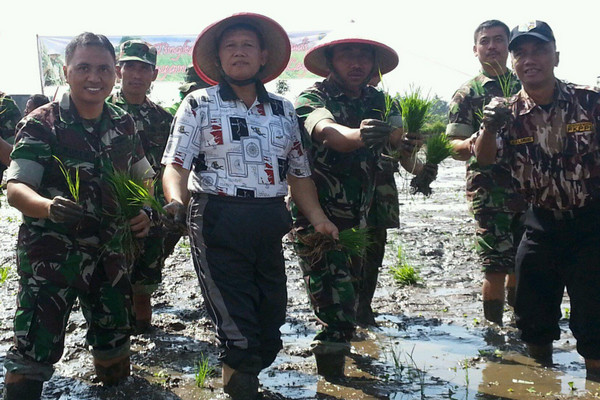 Bupati Semarang, Mundjirin, bersama personel TNI dan FKPPI sela tanam padi bersama. (Foto: Twitter/@mundjirin)
