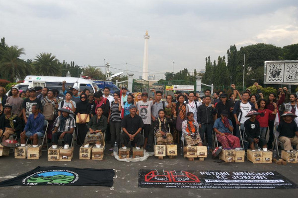 Massa penolak pabrik PT Semen Indonesia di Pegunungan Kendeng menggelar aksi cor kaki di seberang Istana, Jakarta, Maret 2017. (Foto: Twitter/@piongaldowo)