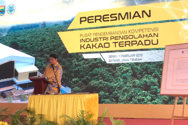Menperin, Airlangga Hartarto, saat peresmia pabrik kakao di Kabupaten Batang, Jateng, Senin (11/2). (Foto: Twitter/@Kemenperin_RI)