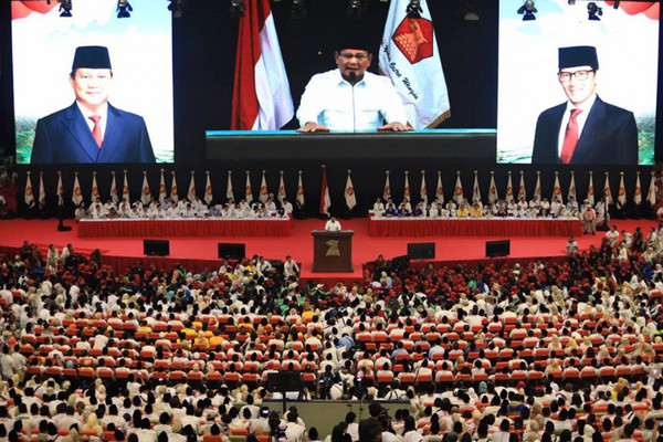 Para kader Gerindra mendengarkan arahan dari Ketua Umum Prabowo Subianto (berdiri di podium) pada suatu acara. (Foto: Twitter/@Gerindra)