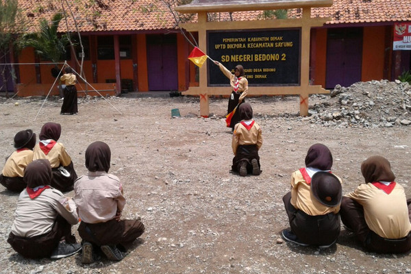 Siswi SD Negeri Bedono 2, Kabupaten Demak, Jateng, sedang mempraktekkan morse. (Foto: Kemendikbud)