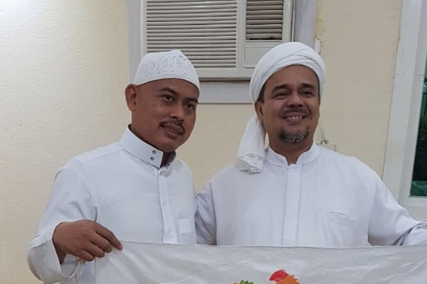 Ketua PA 212, Slamet Maarif (kiri), bersama Imam Besar FPI, Rizieq Shihab. (Foto: Twitter/@arief_amaryllis)