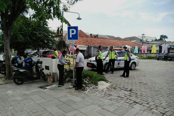 Petugas Dishub Kota Semarang, Jateng, memasang plang parkir di salah satu titik yang disiapkan di kawasan Kota Lama, Senin (11/2). (Foto: Twitter/@Dishubkotasmg)