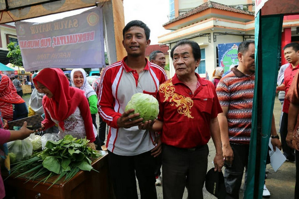 Bupati Banjarnegara, Budhi Sarwono (kaos merah), bertanya kepada pedagang sayur sela pasar komoditas pertanian di halaman Kompleks Perkantoran Semampir, Kabupaten Banjarnegara, Jateng, Jumat (8/2). (Foto: Instagram/@kabupatenbanjarnegara)