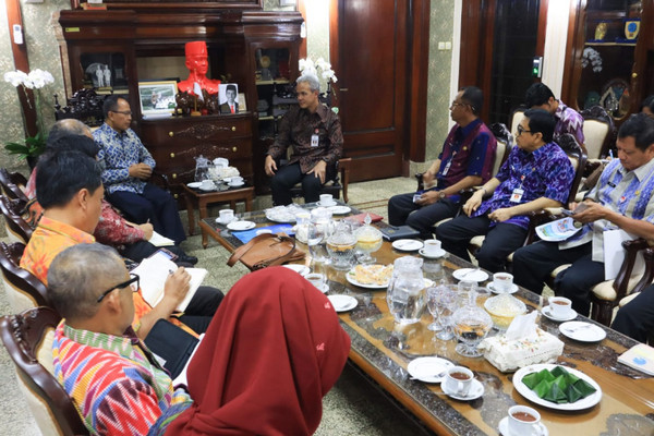Gubernur Jateng, Ganjar Pranowo (tengah), berdiskusi dengan Dubes RI untuk Suriname-Guyana, Julang Pujianto, soal potensi kerja sama di Puri Gedeh, Kota Semarang, Selasa (12/2). (Foto: Pemprov Jateng)