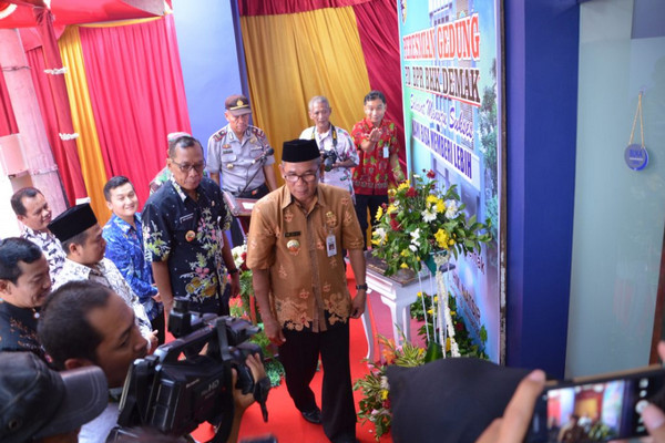 Bupati Demak, HM Natsir (tengah), sela peremian Kantor BPK Demak, Jalan Raya Demak-Kudus, Kabupaten Demak, Jateng, 10 Januari 2018. (Foto: Pemkab Demak)