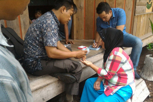 Ilustrasi petugas medis Puskesmas Tanjung Samak melakukan penyelidikan epidemiologi dengan tes darah warga Desa Tanjung Medang, Kabupaten Kepulauan Meranti, Riau, November 2015. (Foto: Dok. Dinkes Kepulauan Meranti)