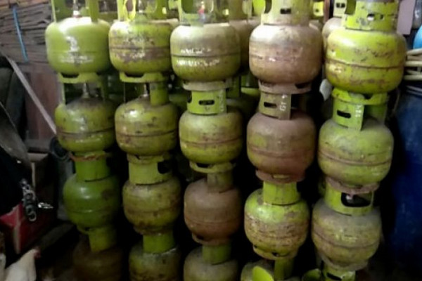 Tabung gas tiga kilogram. (Foto: Antara/Gunawan Wibisono)