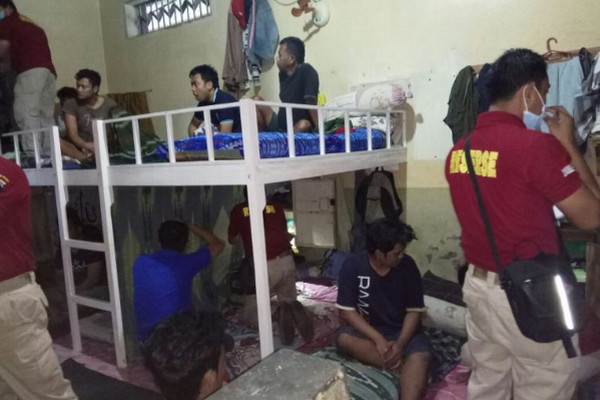 Jajaran Ditresnarkoba Polda Jateng menggelar penggeledehan dan razia narkotika di Lapas Kelas II-A Kedungpane, Kota Semarang, Jateng, 8 Maret 2017. (Foto: Polda Jateng)