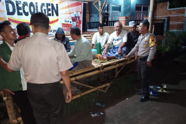 Personel Polres Brebes, Jateng, turut berpartisipasi dalam siskamling dengan warga. (Foto: Polres Brebes)