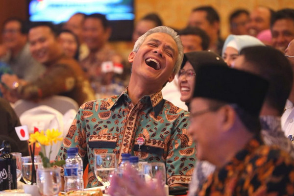 Gubernur Jateng, Ganjar Pranowo, tertawa lepas. (Foto: Twitter/@ganjarpranowo)