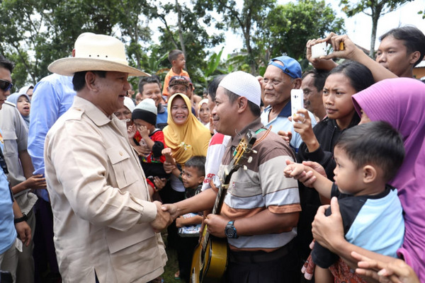 Capres nomor urut 02, Prabowo Subianto (bertopi), bersalaman dengan masyarakat saat kampanye di Kabupaten Purbalingga, Jateng, Rabu (14/2). (Foto: Twitter/@Gerindra)