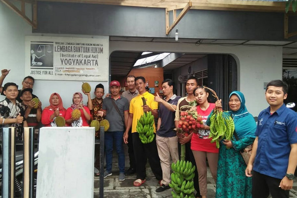 Perwakilan warga Desa Wadas, Kecamatan Bener, Kabupaten Purworejo, Jateng, didampingi tim LBH Yogyakarta menunjukkan hasil bumi dengan bercocok tanam di desanya di kantor LBH Yogyakarta, DIY, Kamis (14/2). (Foto: Instagram/@lbhyogyakarta)