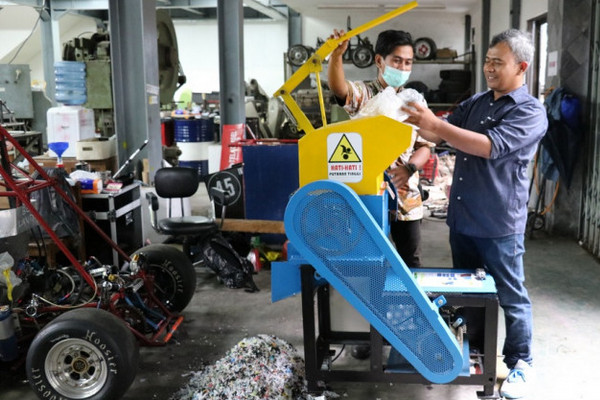 Mekanik tim Teknik Mesin UGM memperagakan cara kerja mesin pencacah plastik di Laboratorium Teknologi mekanik Fakultas Teknik UGM, Kabupaten Sleman, DIY, Kamis (14/2).