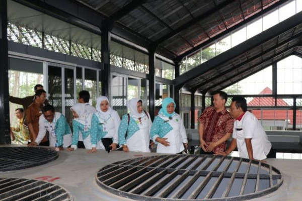 Sekda Kota Pekalongan, Sri Ruminingsih, bersama rombongan meninjau proyek SPAM Pentalong di Jalan Raya Krompeng, Kecamatan Talun, Kabupaten Pekalongan, Jateng. (Foto: Antara/Kutnadi)