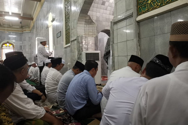 Capres nomor urut 02, Prabowo Subianto (keenam dari kanan), saat salat Jumat di Masjid Kauman, Kota Semarang, Jateng, Jumat (15/2). (Foto: Twitter/@adilmakmur02)