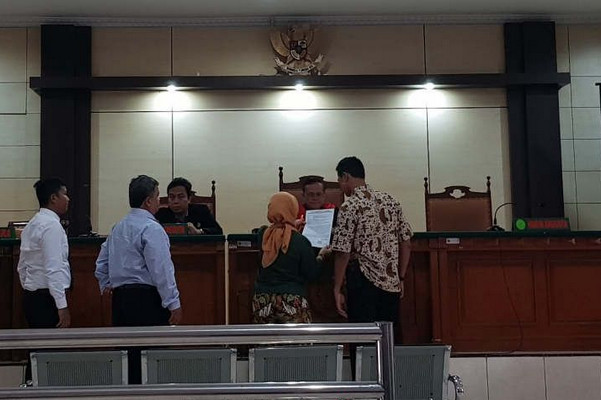 Hakim tunggal M. Yusuf memeriksa kelengkapan berkas dalam sidang praperadilan yang diajukan tersangka kasus pembobolan dana kasda Kota Semarang, Dody Kristyanto, di PN Semarang, Jateng, Jumat (15/2). (Foto: Antara/IC Senjaya)