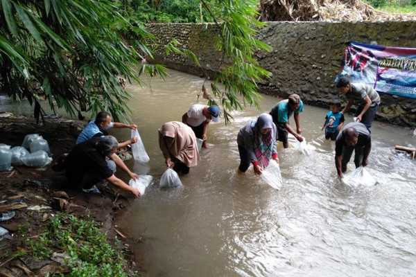 DKPP bersama warga melepaskan 8.000 benih ikan di Sungai Gringsing, Kelurahan Bojong, Kabupaten Purbalingga, Jateng, Jumat (15/2). (Foto: Pemkab Purbalingga)