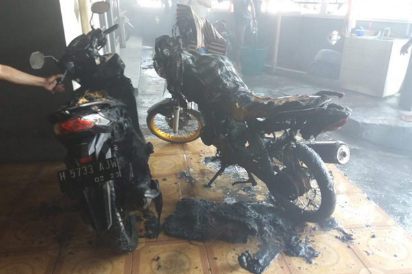 Dua sepeda motor di sebuah indekos di Kelurahan Kalipancur, Kecamatan Ngaliyan, Kota Semarang, Jateng, menjadi sasaran teror pembakaran kendaraan, Sabtu (16/2), pukul 10.00. (Foto: ist)