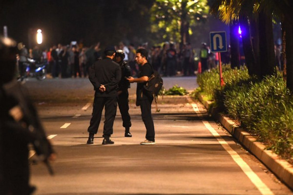Personel kepolisian berjaga di sekitar lokasi ledakan dekat tempat nonton bareng debat kandidat Pilpres 2019, kawasan Parkir Timur Senayan, Gelora Bung Karno, Jakarta, Minggu (17/2). (Foto: Antara/Rivan AL)