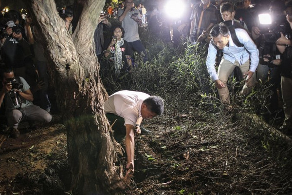 Petugas kepolisian memeriksa lokasi ledakan di Parkir Timur Senayan, Jakarta, Minggu (17/2) malam. (Foto: Antara Foto/Rivan AL)
