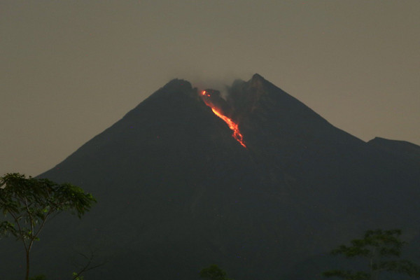  Gunung Merapi mengeluarkan guguran lava ke arah Kali Gendol, Senin (18/2) pagi. (Foto: Twitter/@BPPTKG)