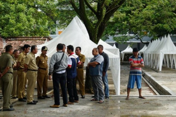 Bupati Pati, Haryanto (topi), meninjau lokasi relokasi PKL di Tempat Pelelangan Kayu (TPK) Perhutani Puri Pati, Selasa (15/1). (Foto: Antara)