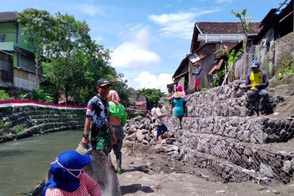 Ilustrasi Personel Kodim 0734/Yogyakarta bersama warga Pandeyan, Umbulharjo, Yogyakarta, DIY membangun talut di bantaran Sungai Gajah Wong, 26 Maret 2018. (Foto: Kodim 0734/Yogyakarta)
