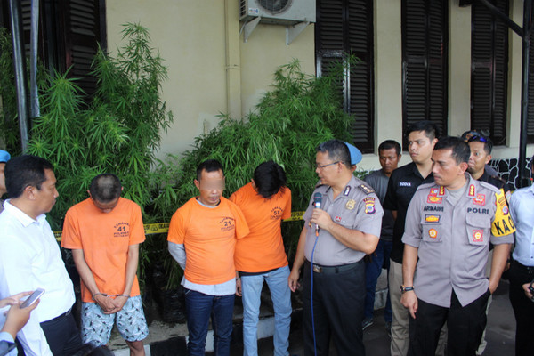 Kabid Humas Polda DIY, AKBP Yuliyanto (pegang mik), saat jumpa pers soal ladang ganja 1,5 hektare di Kabupaten Purwakarta, Jabar, dari halaman Mapolresta Yogyakarta, DIY, Senin (18/2). (Foto: Polresta Yogyakarta)