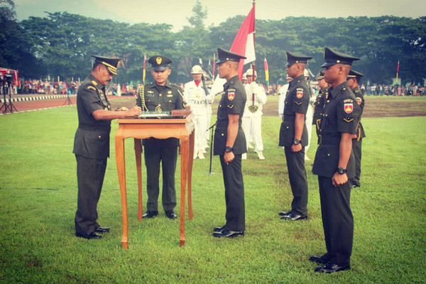 Pangdam IV/Diponegoro, Mayjend M. Effendi (kiri), saat pelantikan 216 Bintara berpangkat Sersan Dua lulusan Dikmaba TNI AD 2018 di Lapangan Koesen Hiro Hoesodo Rindam IV/Diponegoro, Magelang, Jateng, Senin (18/2). (Foto: Instagram/@kodam_diponegoro)