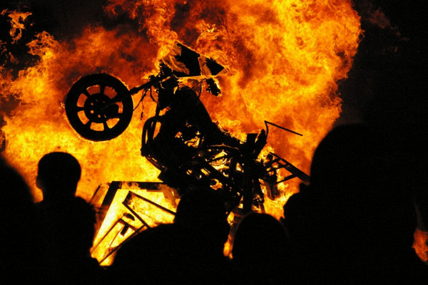 Ilustrasi motor terbakar. (Foto: runamucca.com)