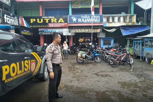Ilustrasi personel Polsek Sampang berpatroli di Pasar Sampang, Kabupaten Cilacap, Jateng, Kamis (15/2). (Foto: Polres Cilacap)