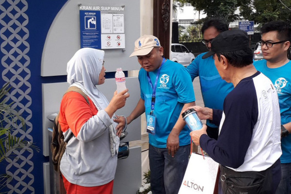 Masyarakat mencoba keran air siap minum di Taman Indonesia Kaya, Kota Semarang, Jateng, Rabu (20/2). (Foto: Twitter/@swararesi)