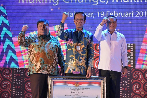 Menpan RB, Syafruddin (kanan), bersama Gubernur DIY, Sri Sultan HB X (tengah), saat 'Penghargaan SAKIP' di Kota Makassar, Sulsel, Selasa (19/2) malam. (Foto: Kemenpan RB)