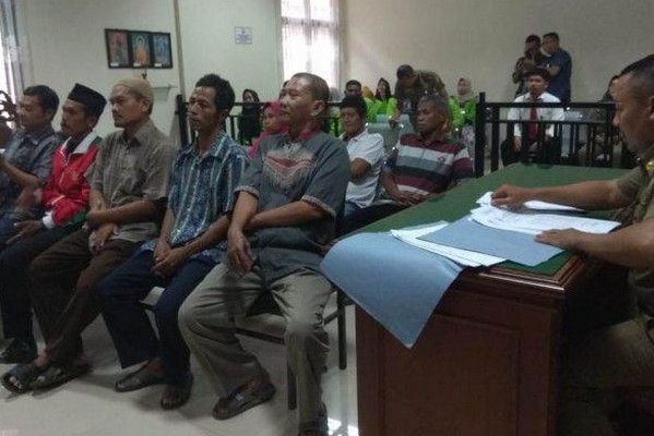 Pelaku pembuang sampah menjalani persidangan tipiring di PN Kudus, Jateng, Selasa (19/2). (Foto: Dok. Satpol PP Kudus)