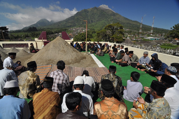 Warga di lereng Gunung Merapi berdoa agar diberikan keselamatan dan ketabahan. (Foto: Pixabay)