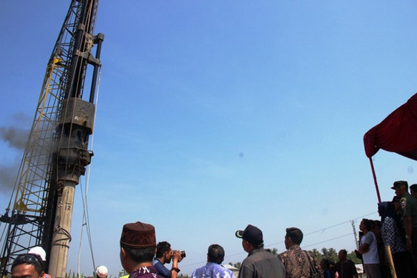 Proses pemancangan tiang pertama tiang jembatang yang menghubungkan Desa Pidodo Wetan-Desa Wonosari, Kabupaten Kendal, Jateng, 11 Oktober 2018. (Foto: Pemkab Kendal)