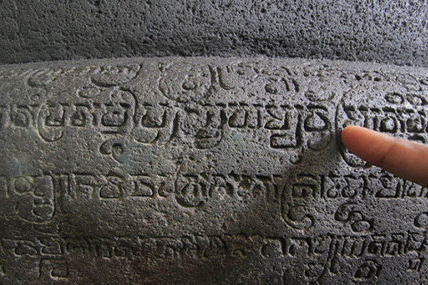 Aksara Jawa di bagian bawah Arca Joko Dolog atau perwujudan Raja Kertanegara di Kota Surabaya, Jatim, 3 September 2017. (Foto: Antara Foto/Moch. Asim)