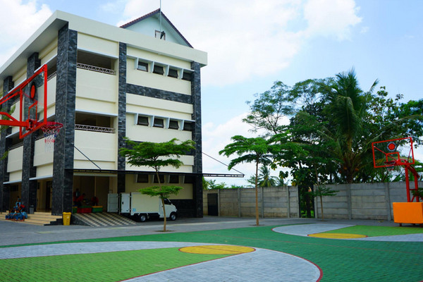 SD Budi Mulia Dua Panjen dilengkapi fasilitas lapangan basket, Jalan Raya Seturan, Caturtunggal, Depok, Kabupaten Sleman, DIY. (Foto: Dok. SD BMD Panjen)