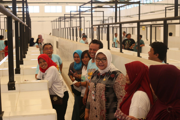 Bupati Sragen, Kusdinar Untung Yuni Sukowati (jilbab putih), sela peresmian lima pasar tradisional di Pasar Blimbing, Kecamatan Sambirejo, Kabupaten Sragen, Jateng, Jumat (22/2). (Foto: Pemkab Sragen)