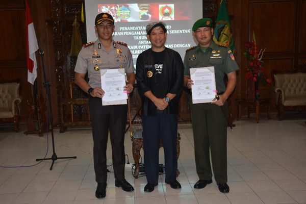Bupati Banyumas, Achmad Husein (tengah). (Foto: Pemkab Banyumas)