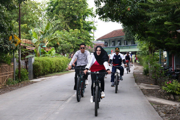 Bupati Kendal, Mirna Anissa (tengah), saat sedang bersepeda. (Foto: Twitter/@MirnaMsi)