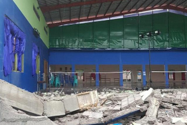 Penampakan barak pengungsian di GOR Donokerto, Kecamatan Turi, Kabupaten Sleman, Daerah Istimewa Yogyakarta (DIY), usai hujan es dan angin kencang, Jumat (22/2) siang. (Foto: Twitter/@sarifsupertramp)