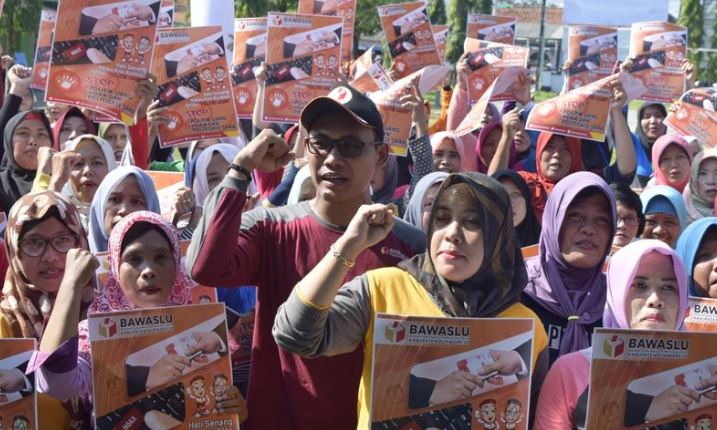 Bawaslu Kabupaten Purworejo menyelenggarakan sosialisasi pengawasan Pemilu 2019 lewat senam sehat bersama ratusan kaum hawa. (Foto: Humas Bawaslu Kota Magelang)